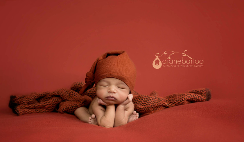 Newborn photo in froggy pose 