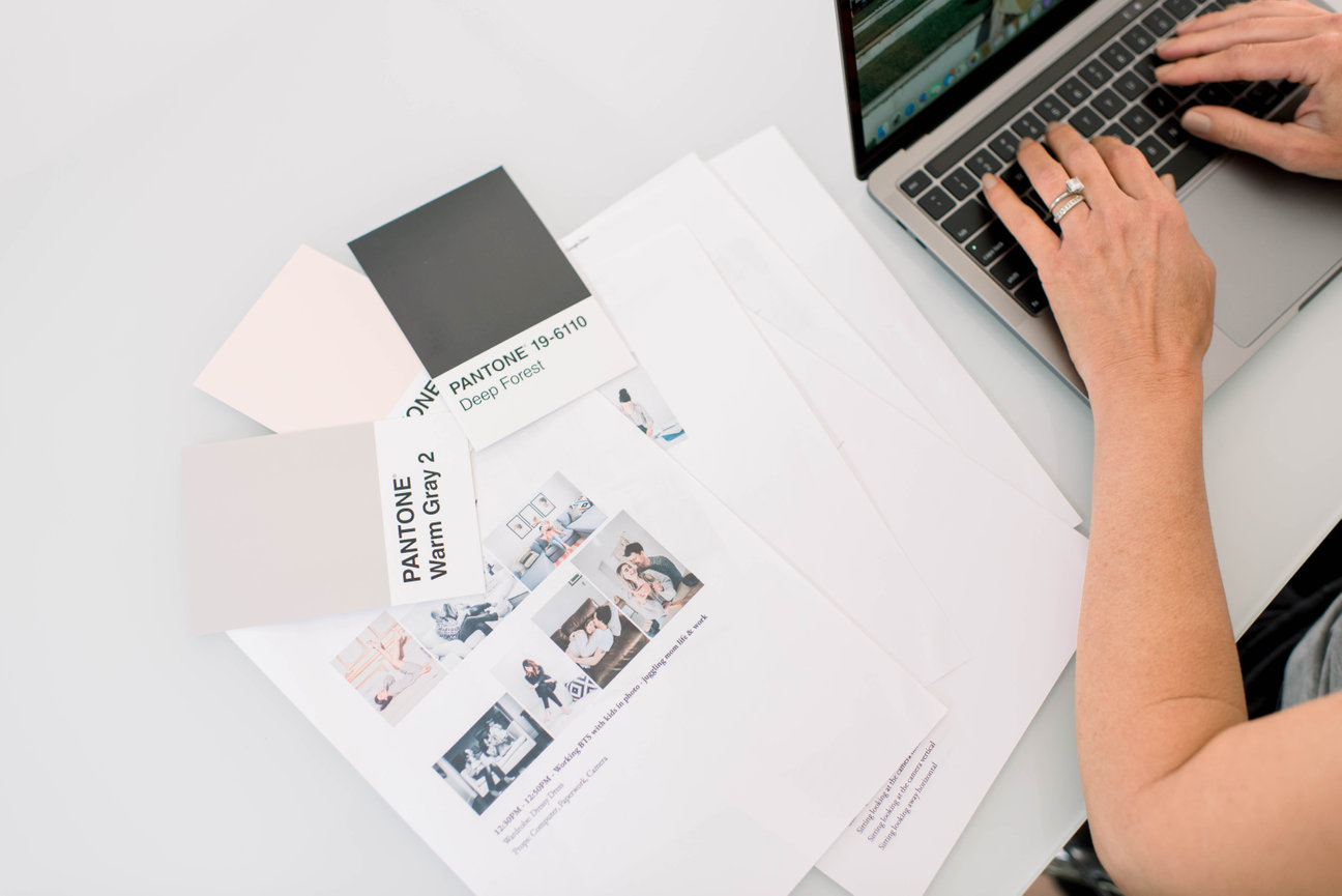 What colors should a Brunette wear for a photo shoot?