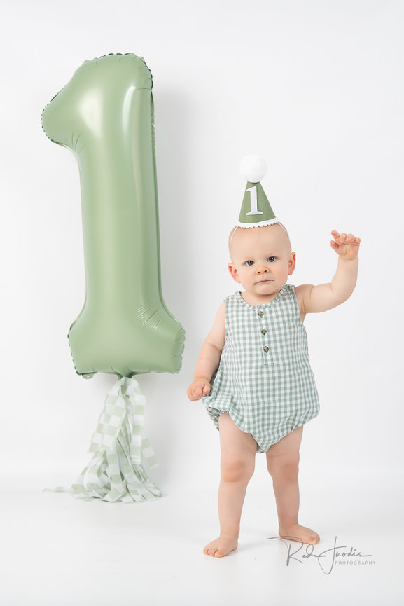 Cake Smash Sessions in Niles and Chicago – Celebrate Your Baby’s First Birthday in Style