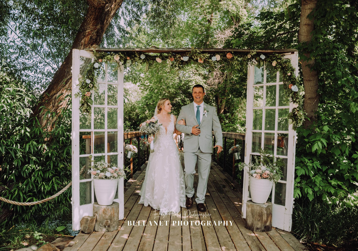 Nick and Eva Sweet Water Hollow Salmon Idaho Idaho Wedding