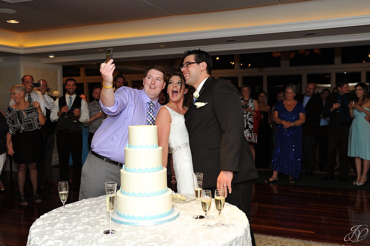 funny selfie with bride and groom before cake cutting