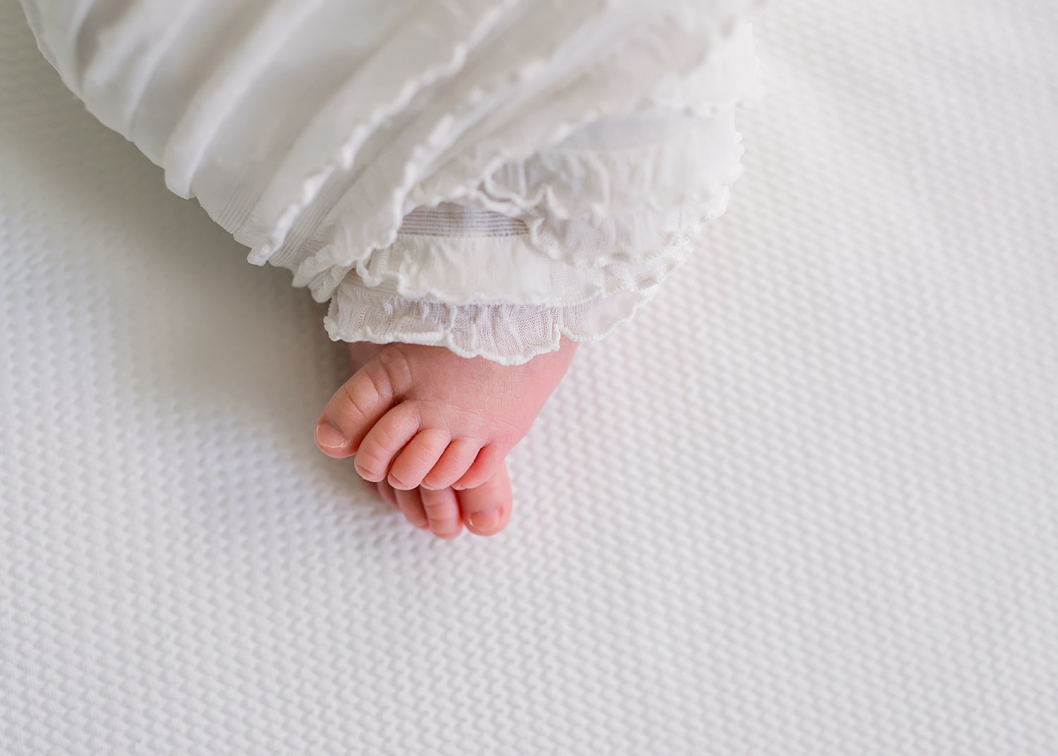 newborn baby toes, white swaddle, white linen swaddle, white ruffle swaddle, Ryaphotos