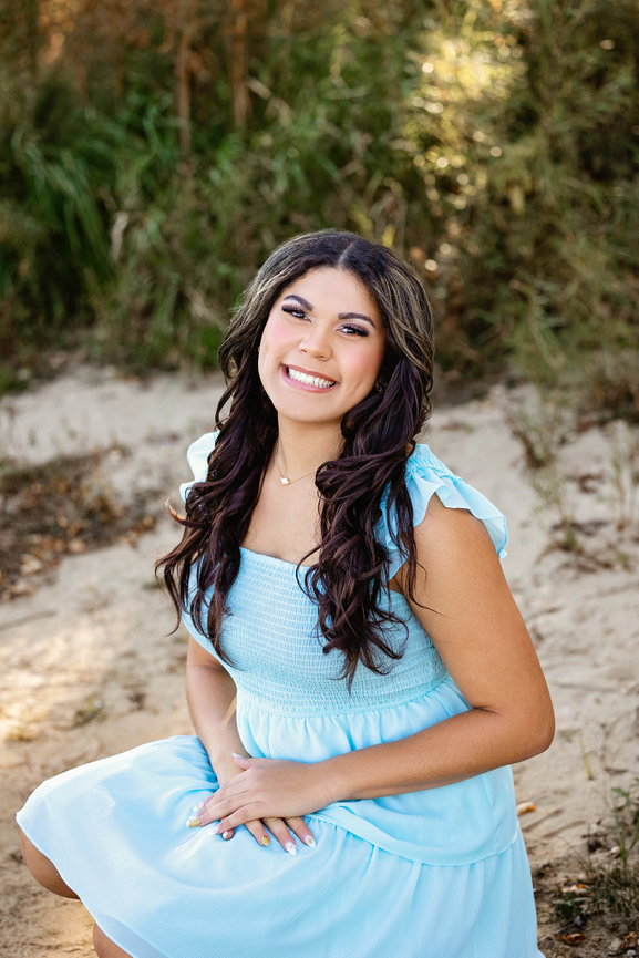 La Crescent, MN High school senior girl portrait capturing confidence and modern elegance. Senior girl photography session showcasing personality, style, and confidence. Fashion-inspired senior girl portrait session with elevated modern styling