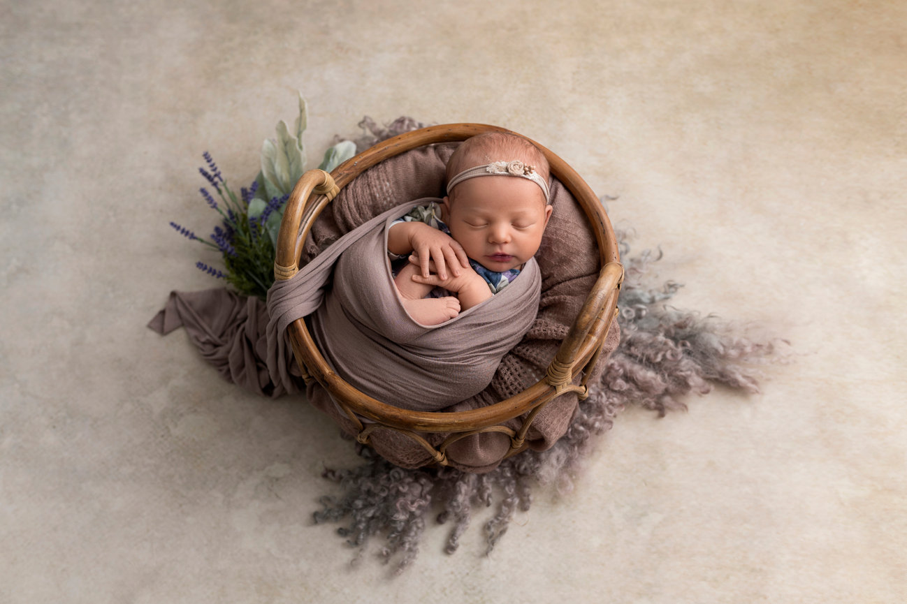Amazing Baby Photoshoot Ideas At Home - DIY - ABC of Parenting | Baby  photoshoot, Baby photography, Newborn baby photoshoot