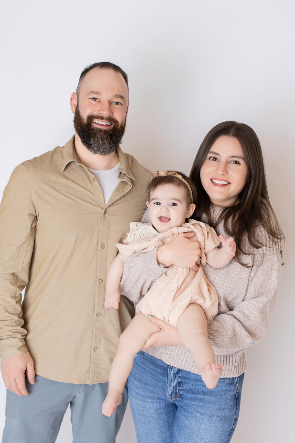 Calgary cake smash photography sage tulle sprinkles and family first birthday session photo 16