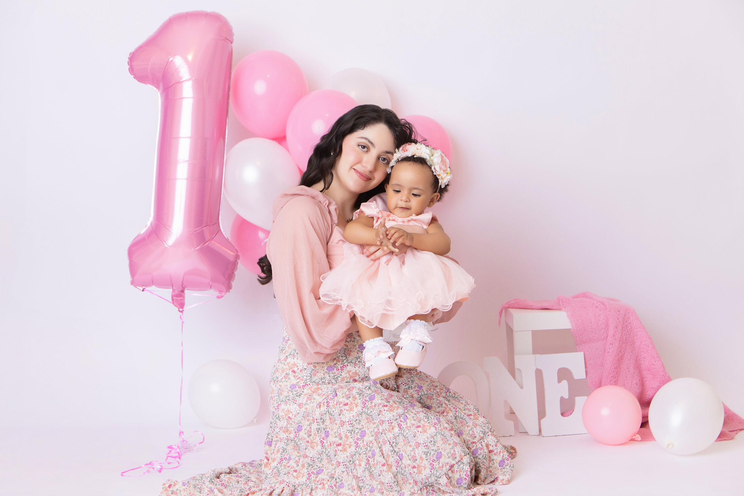 Calgary cake smash photography pink balloons tulle and bubbles first birthday session photo 9